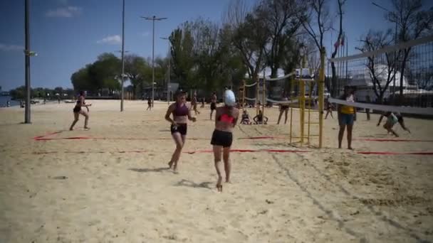 Rostov Don Oroszország Augusztus 2019 Aranyos Lányok Játszanak Strandröplabda Barátok — Stock videók