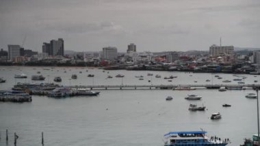 Pattaya, Tayland. Sahil yolunun manzarası. Gemiler koyda demirledi. Bazıları işe gitti..