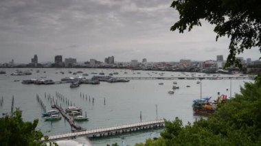 Pattaya, Tayland. Sahil yolunun manzarası. Gemiler koyda demirledi. Bazıları işe gitti..