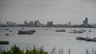 Pattaya, Tayland. Sahil yolunun manzarası. Gemiler koyda demirledi. Bazıları işe gitti..