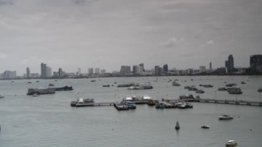 Pattaya, Tayland. Sahil yolunun manzarası. Gemiler koyda demirledi. Bazıları işe gitti..