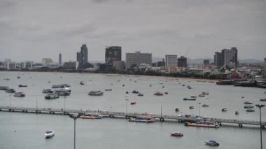 Pattaya, Tayland. Sahil yolunun manzarası. Gemiler koyda demirledi. Bazıları işe gitti..