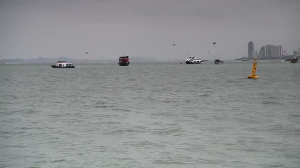 Паттайя Таиланд Вид Пляжную Дорогу Корабли Закреплены Бухте Некоторые Пошли — стоковое видео