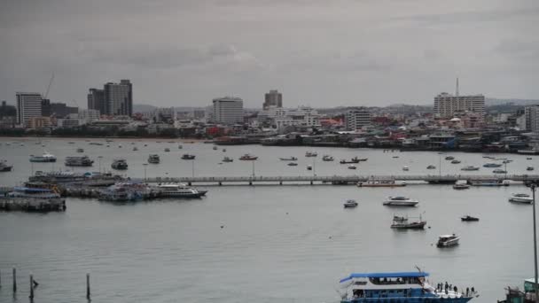 Паттайя Таиланд Вид Пляжную Дорогу Корабли Закреплены Бухте Некоторые Пошли — стоковое видео