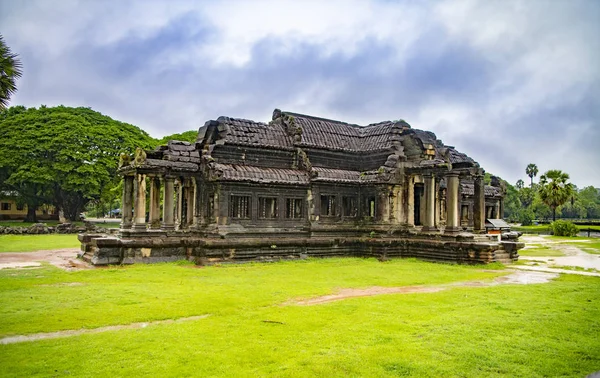 Angkor wat-größter Tempel der Welt. Es regnet — Stockfoto