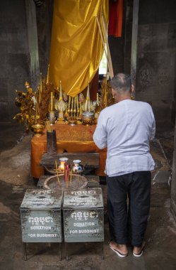   Keşiş, dua okurken eline kurdele bağla.