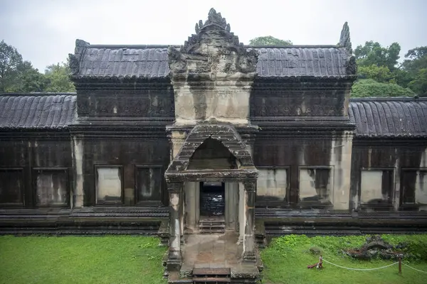 アンコールワットは世界最大の寺院です,それはRで雨が降ります — ストック写真