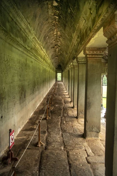 アンコールワットは世界最大の寺院です,それはRで雨が降ります — ストック写真