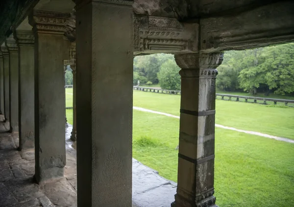 アンコールワットは世界最大の寺院です,それはRで雨が降ります — ストック写真