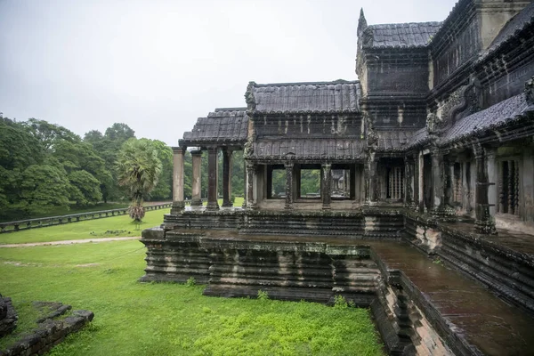 Angkor Wat es el templo más grande del mundo, llueve en el r — Foto de Stock