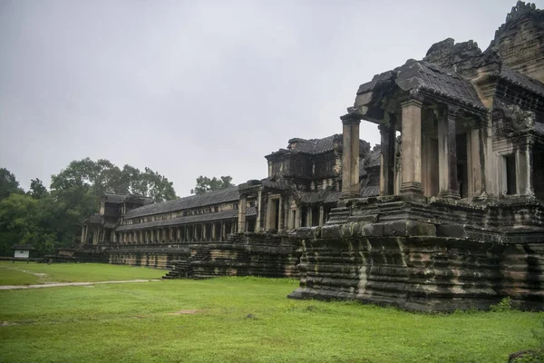 Angkor wat ist der größte Tempel der Welt, es regnet im — Stockfoto