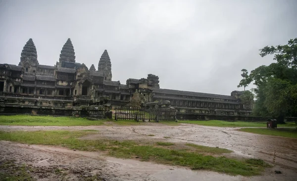 Angkor Wat es el templo más grande del mundo, llueve en el — Foto de Stock