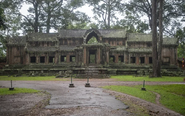 Angkor Wat é o maior templo do mundo, chove no — Fotografia de Stock