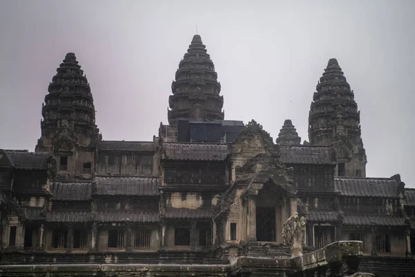 Angkor Wat es el templo más grande del mundo, llueve en el — Foto de Stock