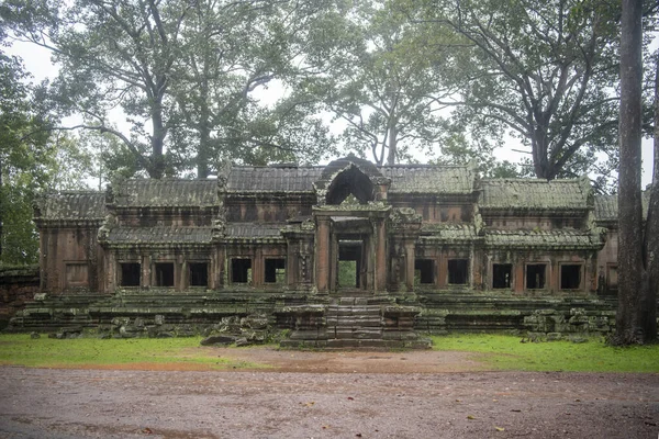 Angkor Wat es el templo más grande del mundo, llueve en el — Foto de Stock
