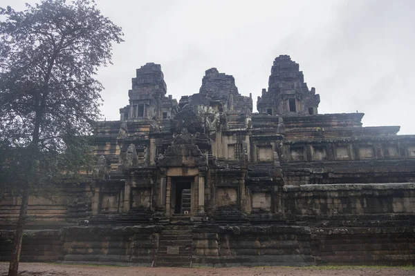 タ・ケオは雨の季節に雨が降る世界の寺院です。 — ストック写真