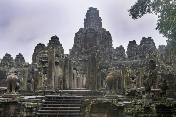 Байон, центральний храм Ангкор-Тома, пізній 12-й сотник. — стокове фото