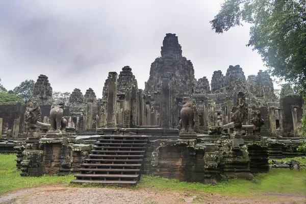 Bajon der zentrale Tempel von angkor thom, Ende des 12. Jahrhunderts. — Stockfoto