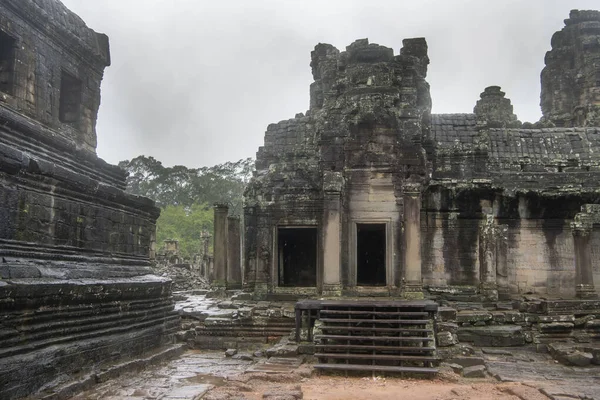 Bayon el templo central de Angkor Thom, finales del siglo XII. Es... — Foto de Stock