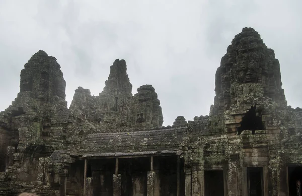 Bayon o templo central de Angkor Thom, final do século XII. É... — Fotografia de Stock