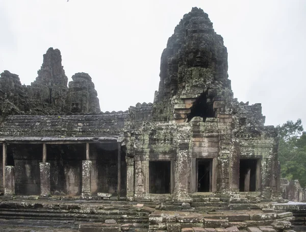 Bayon el templo central de Angkor Thom, finales del siglo XII. Es... — Foto de Stock