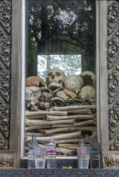 カンボジア・シェムリアップ市のポル・ポト被害者記念碑-04.09.20 — ストック写真