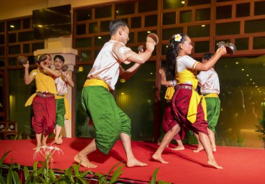   Khmer kızları ve oğlanları halk dansı yaparlar.