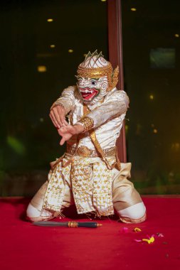   Khmer oğlan halk dansı yapıyor.