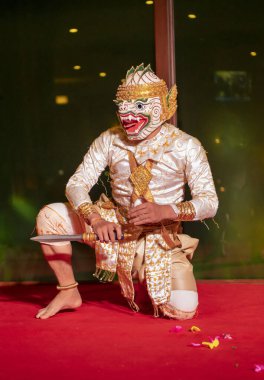  Khmer oğlan halk dansı yapıyor.