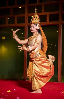   Khmer kızı halk dansı yapıyor.