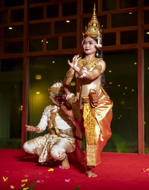  Khmer kız ve oğlan halk dansı yapıyor.