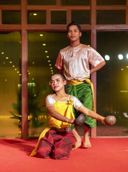 高棉女孩和男孩表演民间舞蹈 — 图库照片
