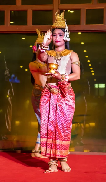 Кхмерки виконують народні танці — стокове фото