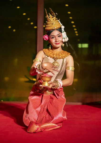 Khmer girl performs folk dance — Stock Photo, Image