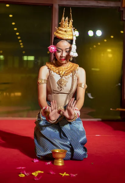 クメール人の女の子は民俗舞踊を行う — ストック写真