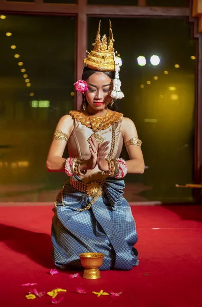 Fata khmer interpretează dans popular — Fotografie, imagine de stoc