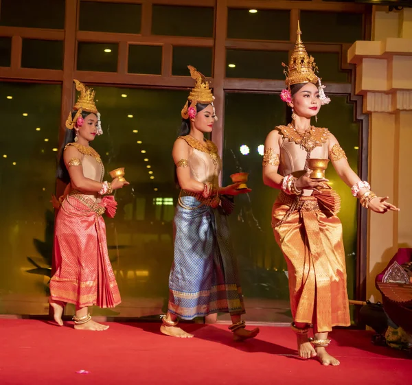 Кхмерки виконують народні танці — стокове фото