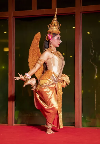 Кхмерка танцює народний танець — стокове фото