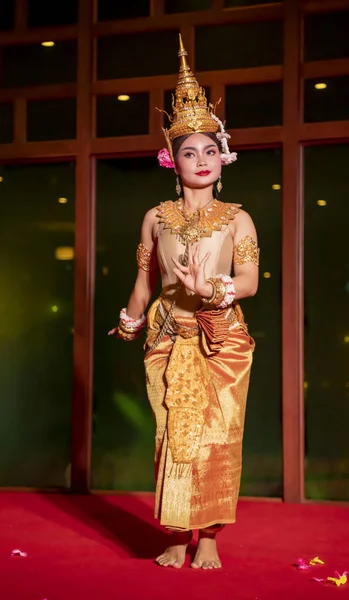 Khmer girl performs folk dance — Stock Photo, Image