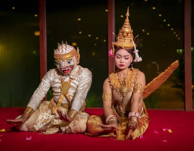  Khmer kız ve oğlan halk dansı yapıyor.