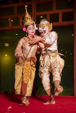   Khmer kız ve oğlan halk dansı yapıyor.