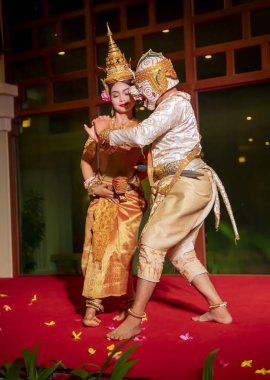  Khmer kız ve oğlan halk dansı yapıyor.