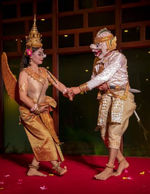  Khmer kız ve oğlan halk dansı yapıyor.