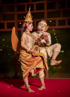  Khmer kız ve oğlan halk dansı yapıyor.