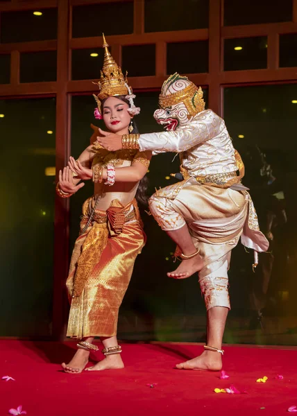 Кхмерська дівчинка і хлопчик виконують народні танці — стокове фото
