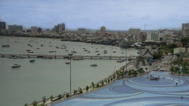  Siyam Körfezi ve şehir manzarası. Turistler p boyunca yürür.