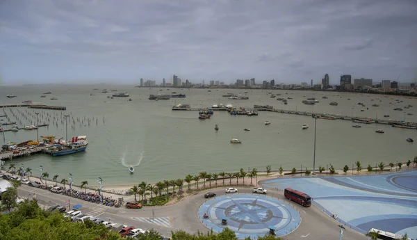 View of the Gulf of Siam and the city.Tourrists walk along the p — стоковое фото