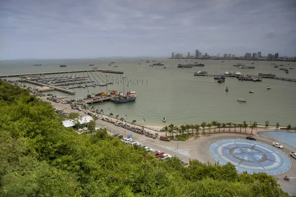 View of the Gulf of Siam and the city.Tourists walk along the — ストック写真