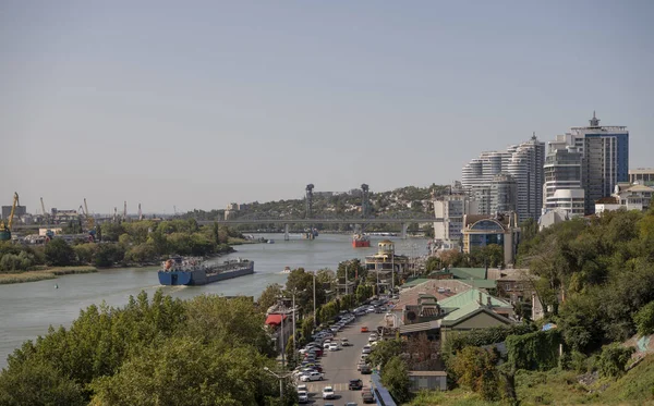 Navios vão ao longo do rio Don passando por Rostov-on-Don — Fotografia de Stock