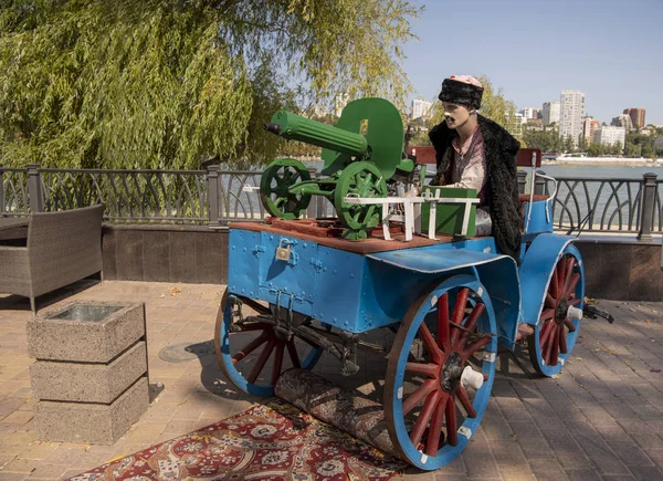 Cosaque assis derrière une mitrailleuse dans un chariot (modèle) dans la gauche — Photo